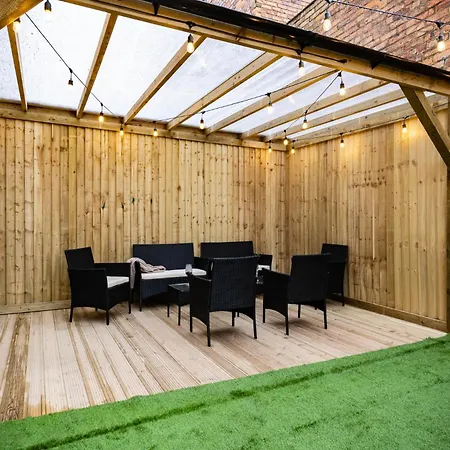 Emerald Park - Hot Tub & Games Room! Holiday home
