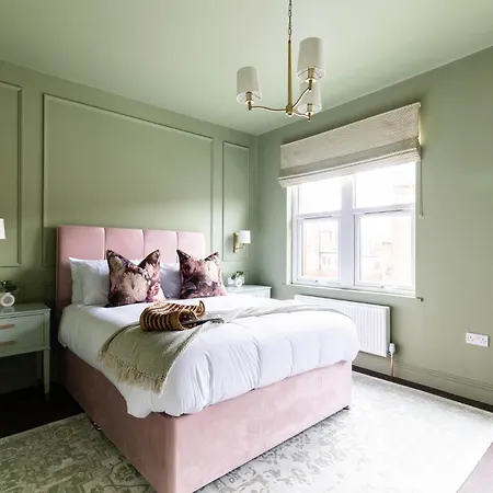 Holiday home Emerald Park - Hot Tub & Games Room!